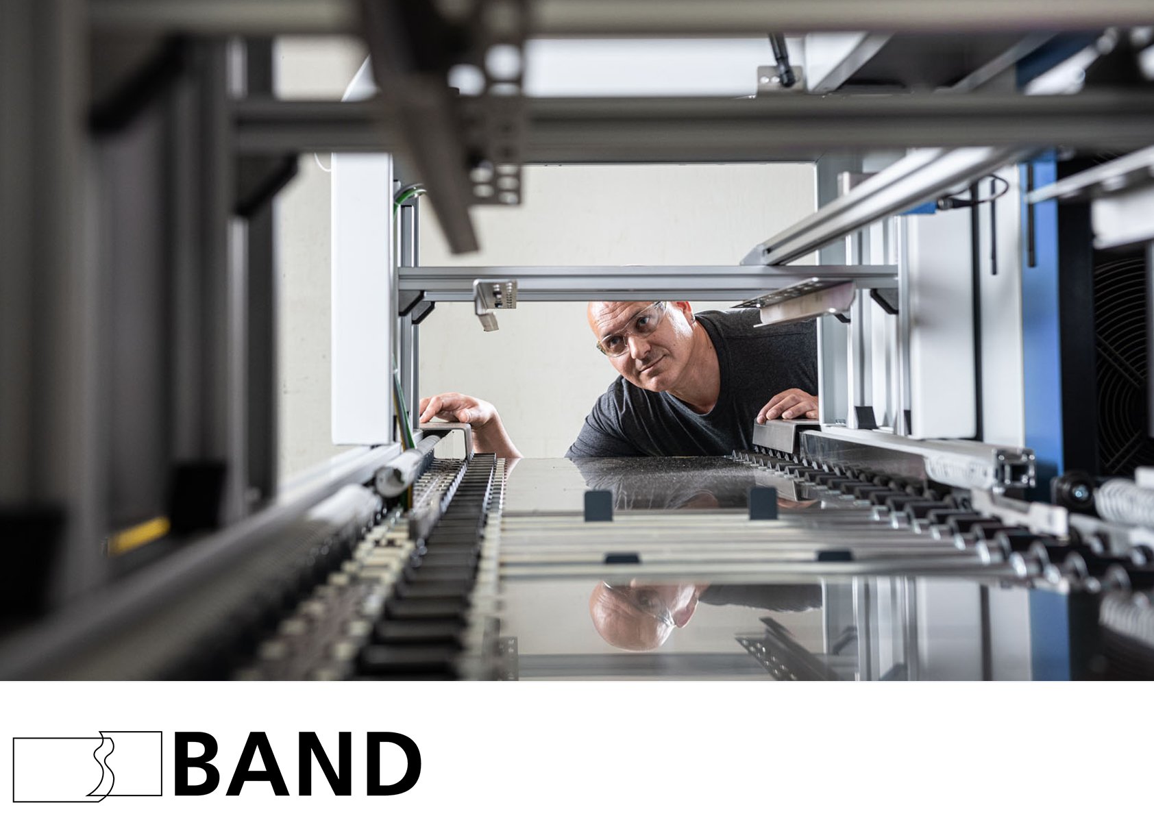 Band Genossenschaft macht Handarbeit mit Teilautomation