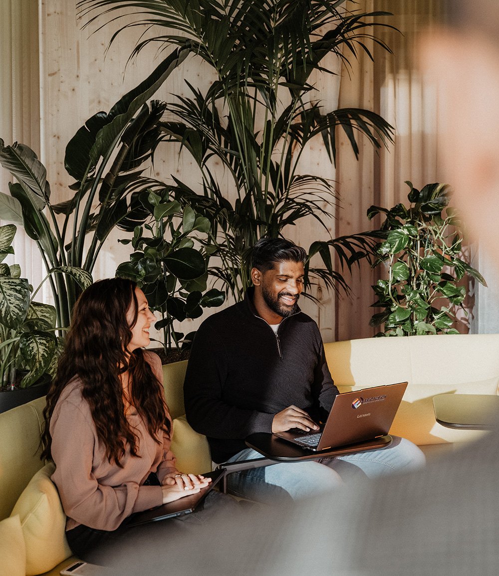 Business Besprechung in einem modernen Sitzungszimmer zu Business Lösungen für Innovation