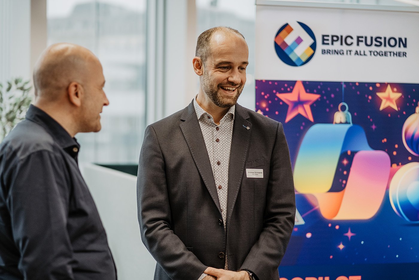Andreas spricht mit Kunden am Epic Fusion Kundenevent 2024 über Copilot
