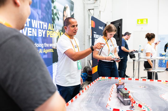 Sanche Baskaran, CEO von Epic Fusion, steht an der Racing Bahn am Stand von Epic Fusion