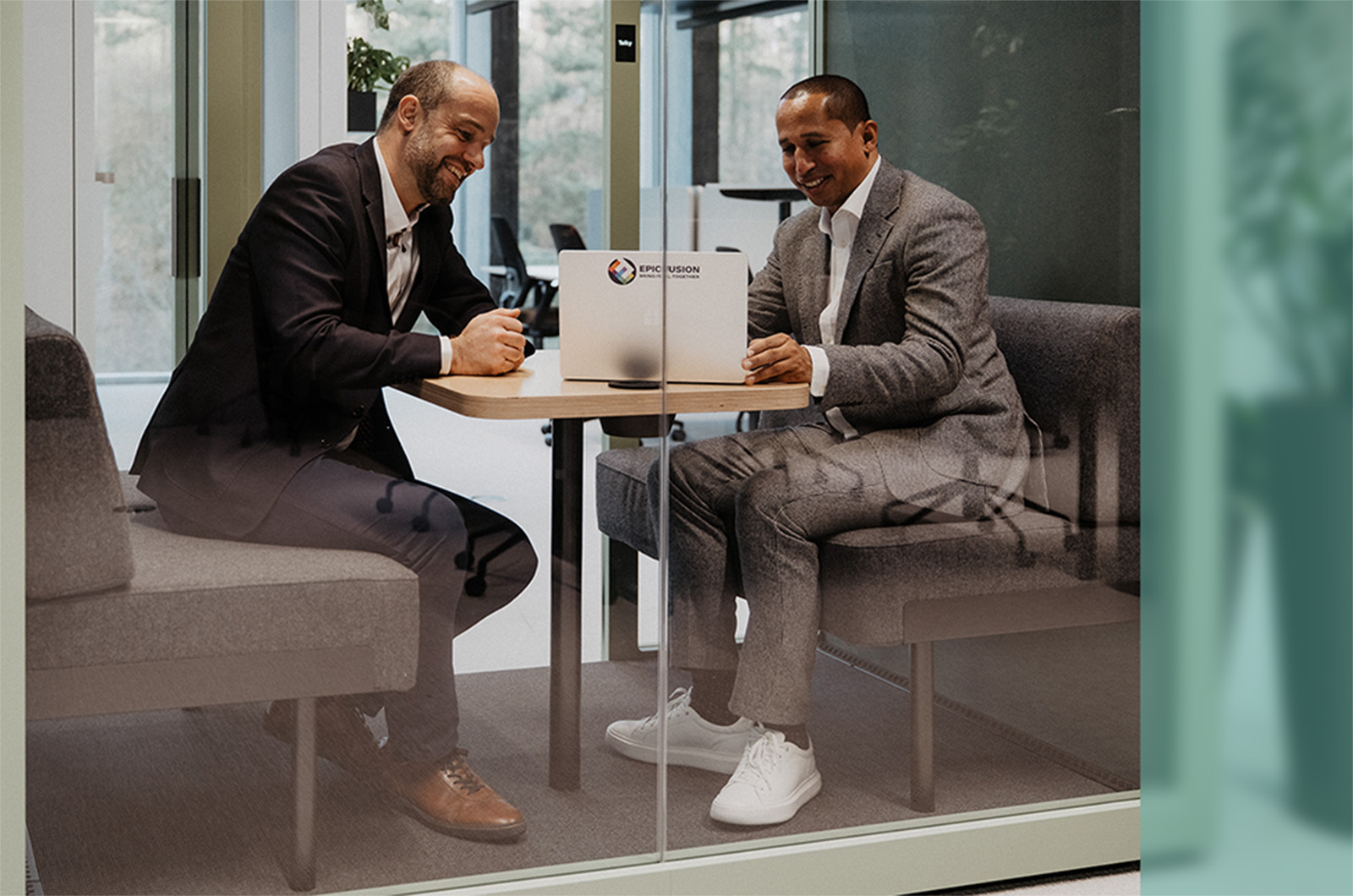 Andreas und Sanche in Meeting Box am Cloud Security besprechen
