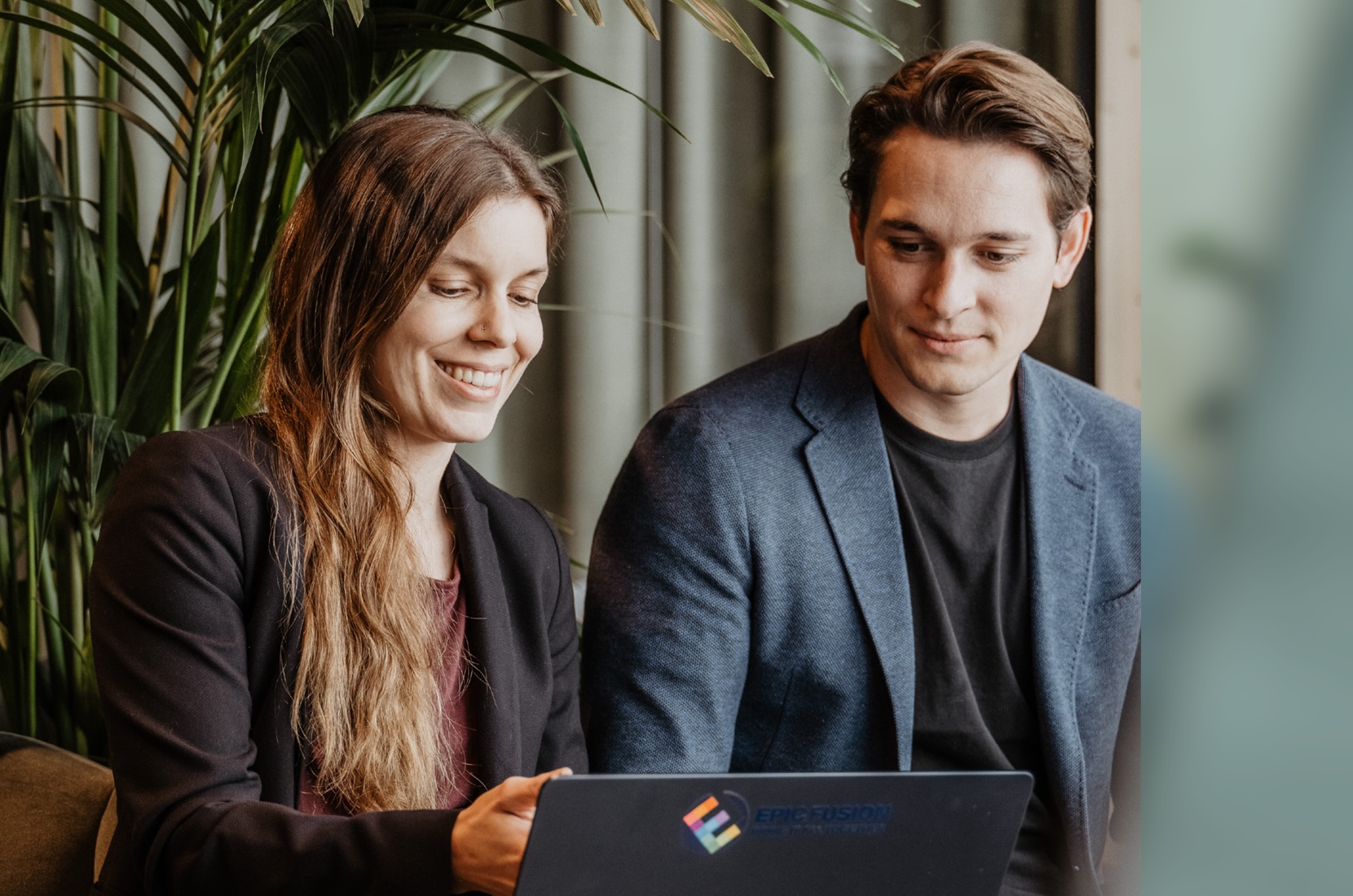 Celine und Samuel vor dem Laptop an einer Besprechung