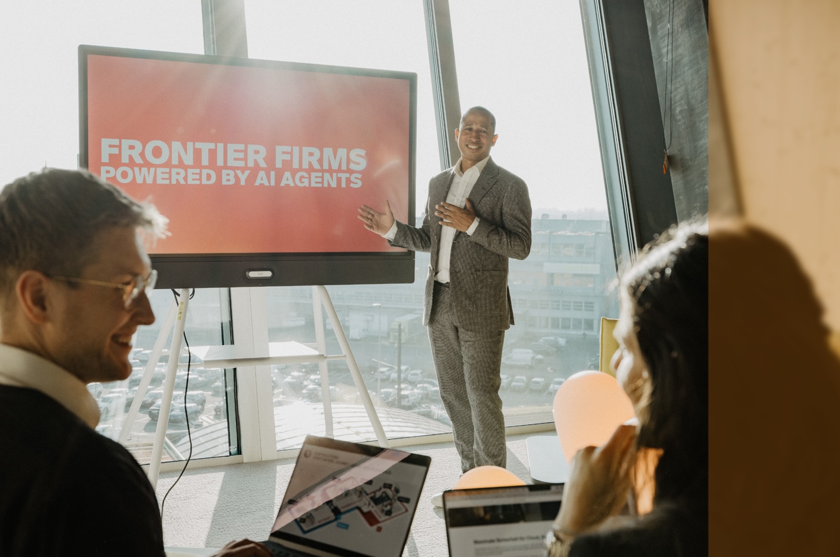 Webinar Serie: KI in Aktion und Use Cases, die wirklich funktionieren an einem Screen gezeigt