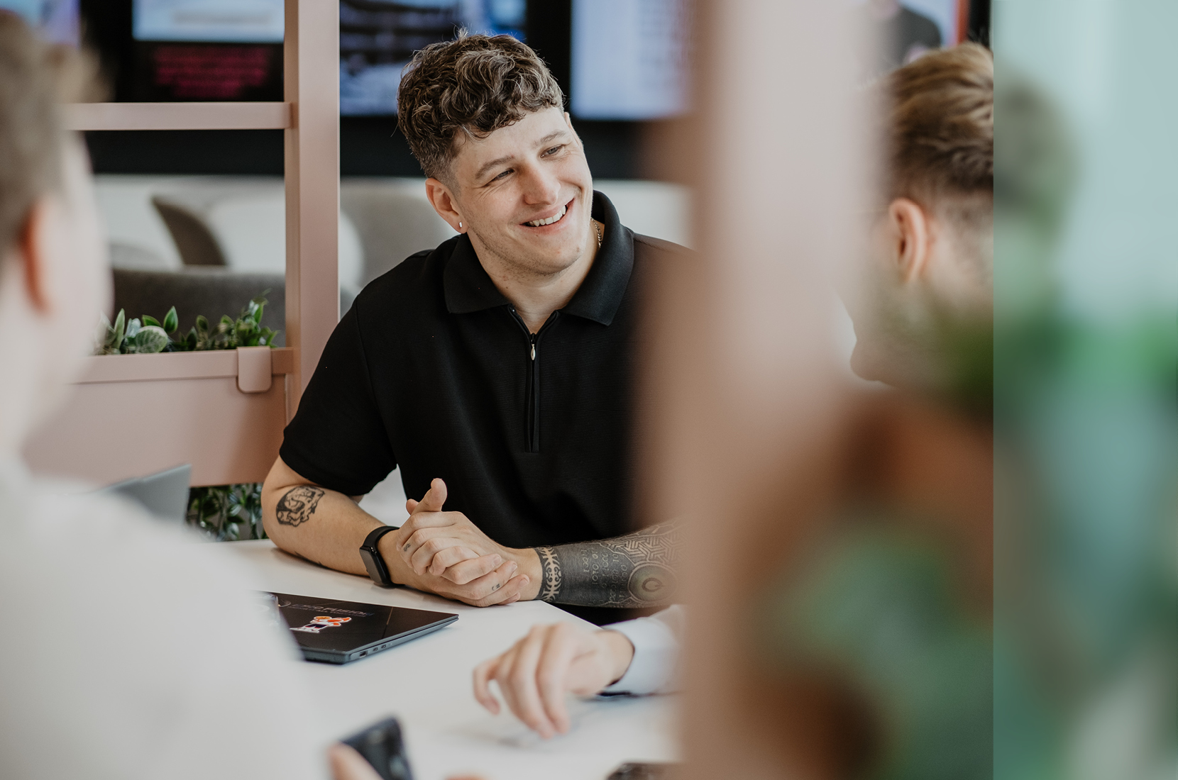 Roman in einer Besprechung in einem modernen offenen Office