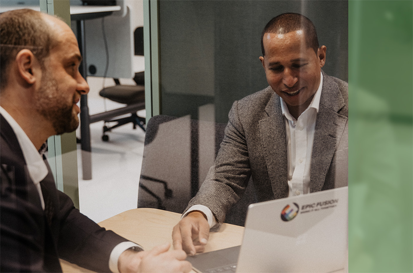 Andreas und Sanche in einer Besprechung am Laptop