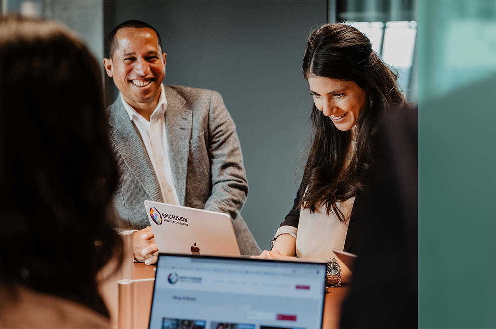 Data_Sanche und Ylenia besprechen Strategie auf Basis von Daten