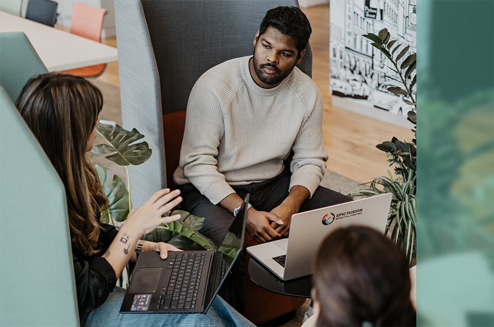 Dimoth in einer Besprechung mit Laptops