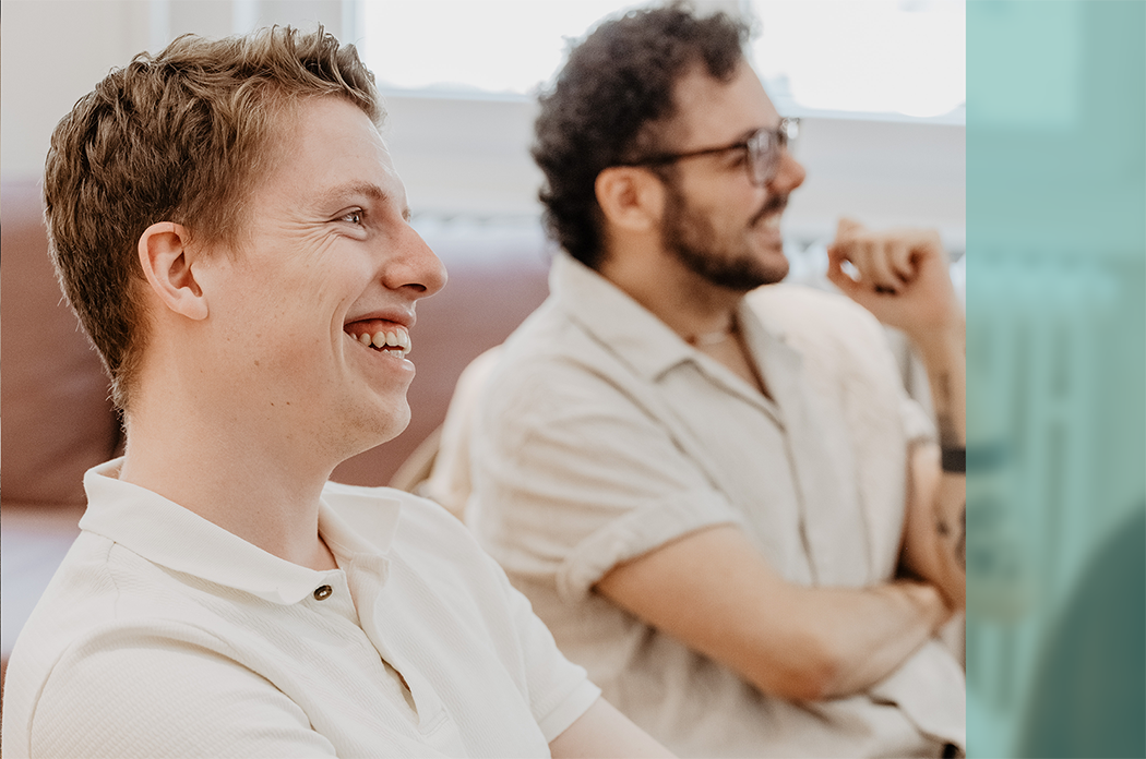 Leonardo und Xiomi in einem Meeting am lachen
