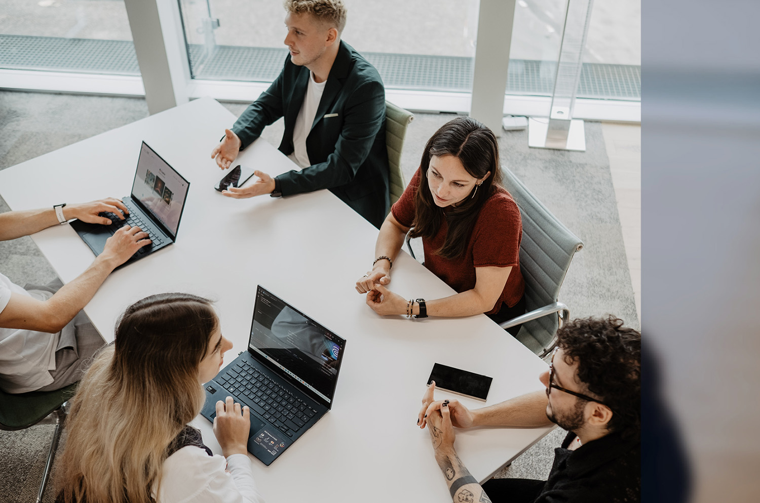 Sitzung mit Epic Fusion Mitarbeitenden - dem Schweizer Microsoft Partner - an einem Sitzungstisch