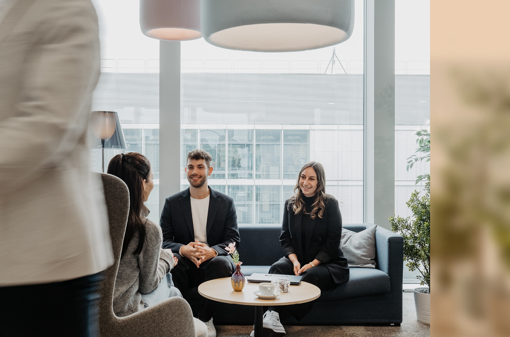 Epic Fusion Team in modernem Office am diskutieren