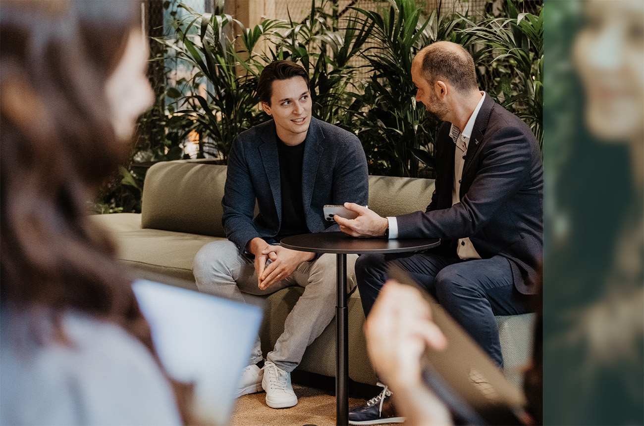 Samuel und Andreas in einem Meeting zu Modern Work im Open Workspace