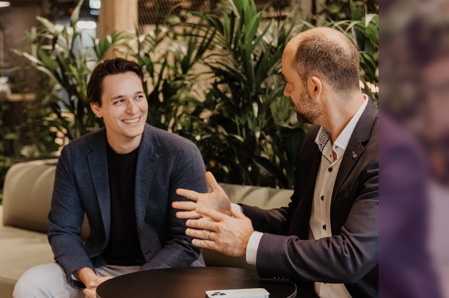Samuel und Andreas unterhalten sich im Novu Campus, in einer Lounge