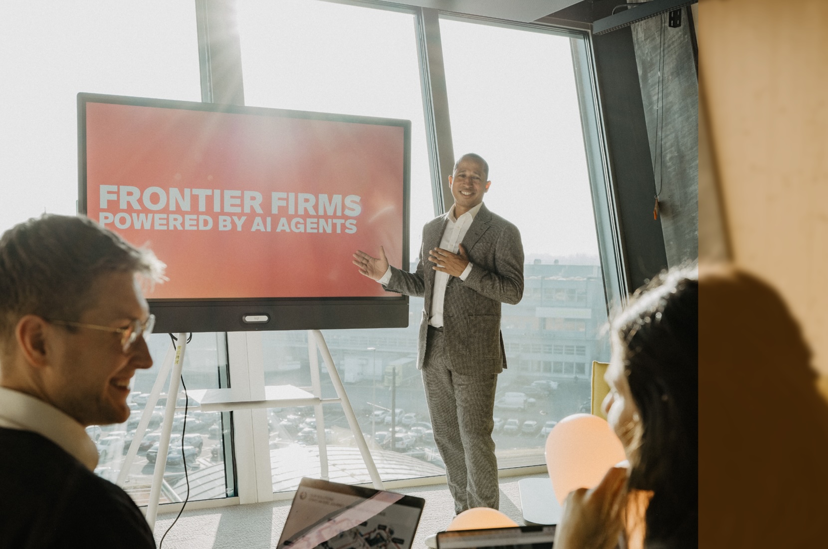 KI in Aktion: Use Cases, die wirklich funktionieren. Sanche und Jannik werden in diesem Webinar mehr über Frontier Unternehmen erzählen.