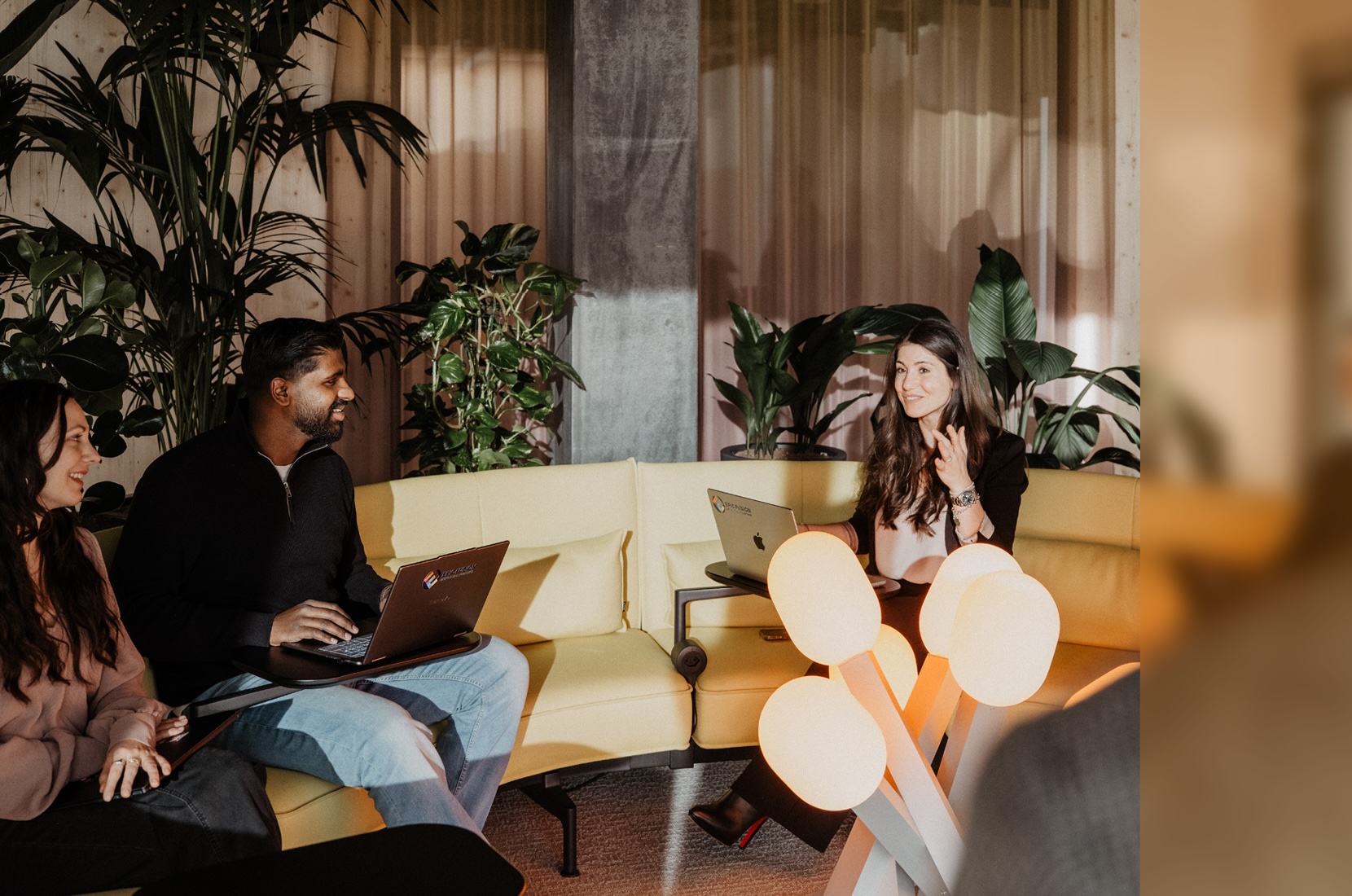 Ylenia erklärt Thanu und Debi über Frontier Unternehmen und die neusten Trends.