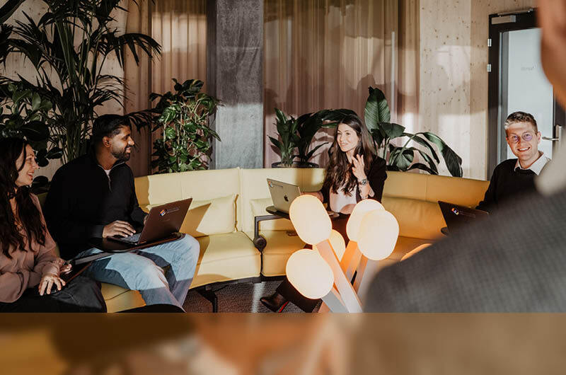 Besprechung in Meetingraum von AI Tools für Frontier Unternehmen