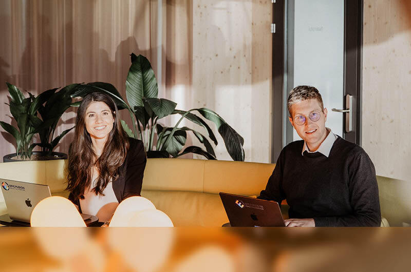 Ylenia und Jannik haben ein Meeting über erfolgreiche KI-Transformation im Novu Campus