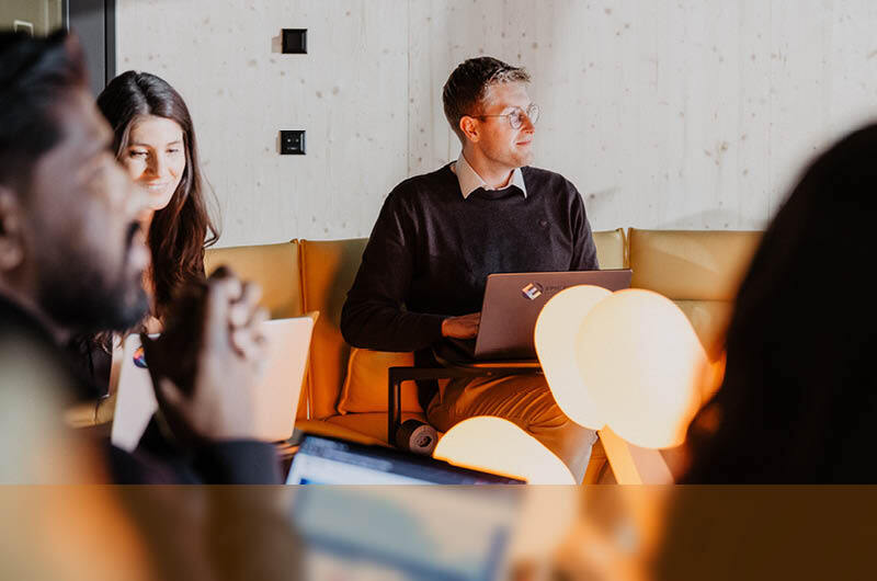 Besprechung zu Frontier Firmen und digitale Transformation mit KI