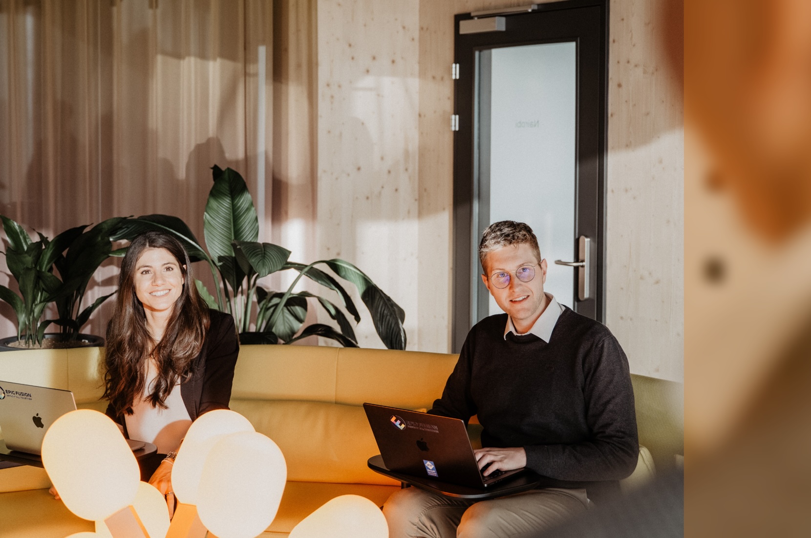 Ylenia und Jannik haben ein Meeting über erfolgreiche KI-Transformation
